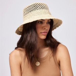 L space Genova bucket hat